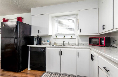 Jacksonville House | Double Diamond Rentals - Comfortable 4-bdr Home