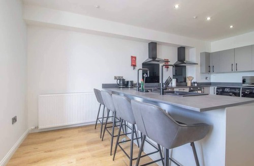 Grangemouth Apartment | Double Ensuite Room + Shared Kitchen + Fast Wi-Fi