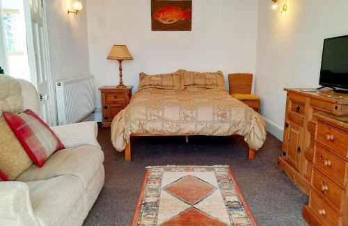 Wickwar Apartment | Double Ensuite with Bath, Sofa, Desk, Wardrobe