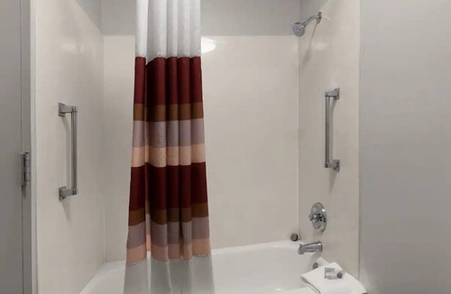 Pooler Hotel | Double Full Beds | Steps to Children's Museum | Free Parking & Pool Access