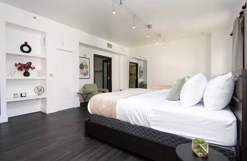 Historic Core Hotel | Double King Studio 800sqft