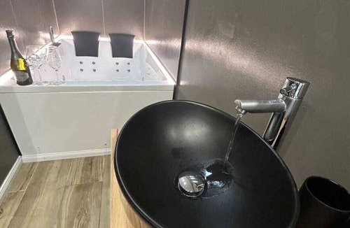 Trento Bed & Breakfast | Double King Suite with Jacuzzi
