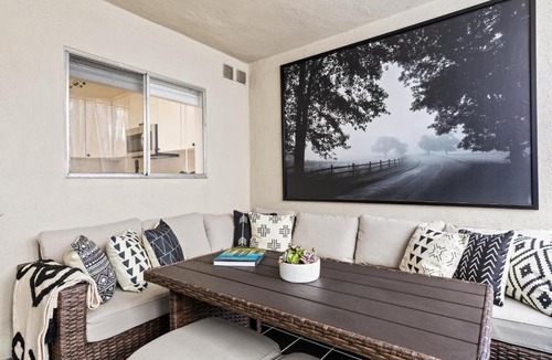 Alamitos Beach Apartment | Double King Suite with Patio Dining and Parking NRP21-00386