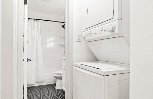 Alamitos Beach Apartment | Double King Suite with Patio Dining and Parking NRP21-00386