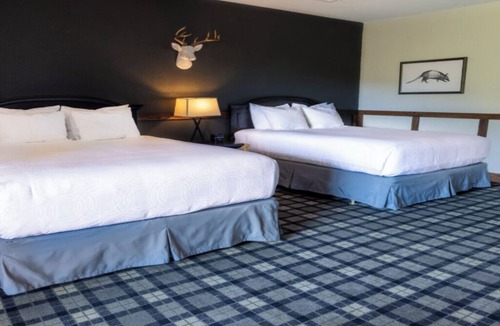 Boerne Hotel | Double Queen Balcony Room | 2 Units | 6 mi to Main Street Shops & Dining