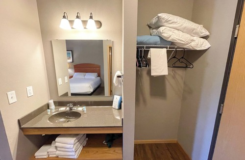 Spring Brook Hotel | Double Queen Hotel Room @ Spring Brook Resort