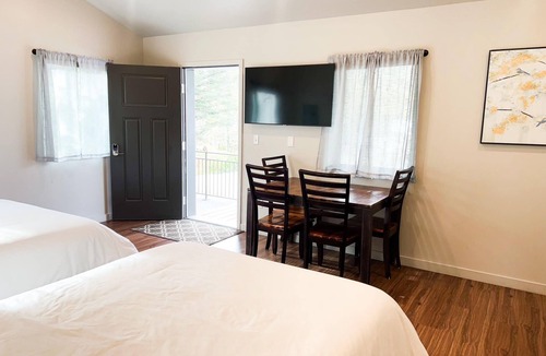 Seward Hotel | Double Queen studio at Spruce Lodge