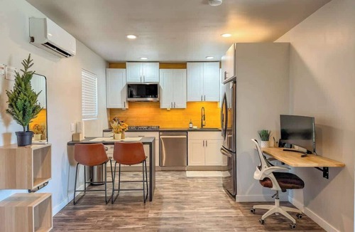 El Centro House | Double Queen Studio*FullKitchen*75"TV*W/D*Rainfall
