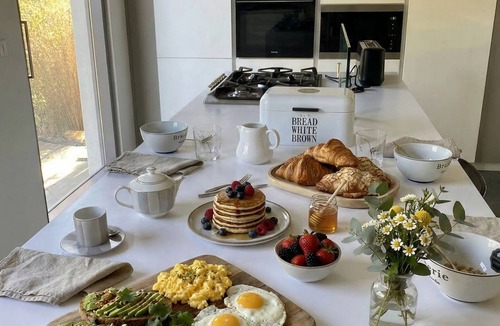 Le Celle-Saint-Cloud Bed & Breakfast | Double room & table d'hôte near Versailles