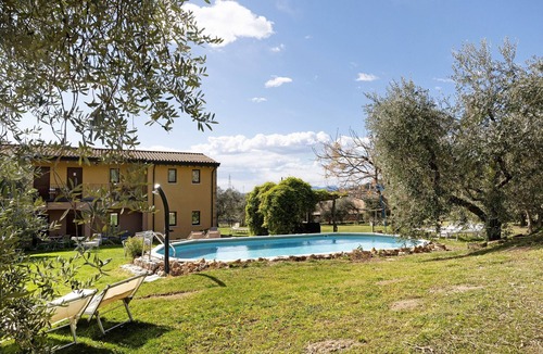 Cavaion Veronese Apartment | Double Room '2' with Shared Pool, Wi-Fi, and Air Conditioning