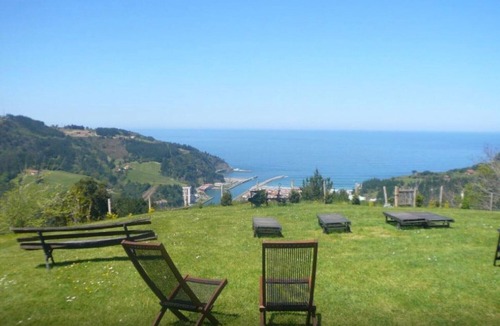 Deba Apartment | Double Room '3' with Mountain Views, Private Garden and Wi-Fi