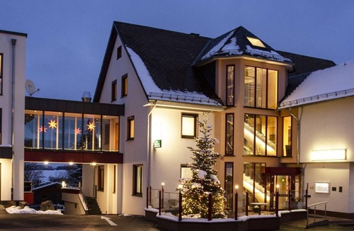 Winterspelt House | Double room as single room shower/WC with balcony - Hotel-Restaurant Haus Hubertus