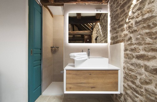 Eguilly Bed & Breakfast | Double room-Exclusive-Ensuite-Courtyard view-Maisonnette indépendante