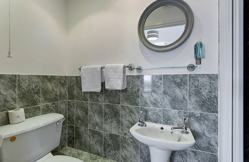 Gorseinon Apartment | Double Room, Kitchen, Parking