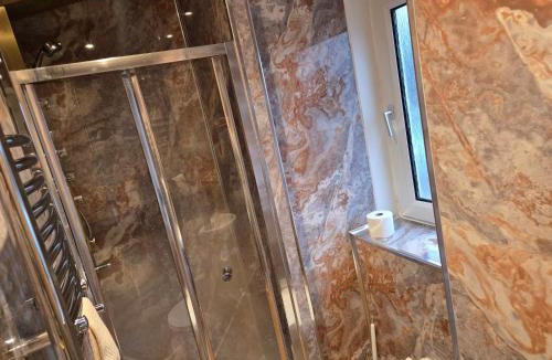 Rosyth House | Double Room Private Bathroom Value12 Edinburgh Airport 8Mi