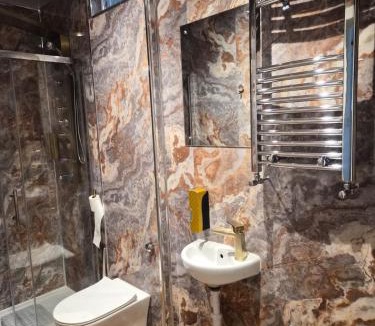 Rosyth House | Double Room Private Bathroom Value12 Edinburgh Airport 8Mi