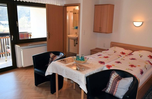 Egloffstein Bed & Breakfast | Double room with balcony - Gästehaus Grau
