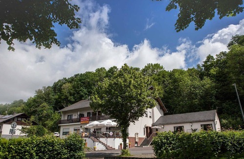 Schonbach Apartment | Double room with balcony on the south side - Landgasthaus Zum Kreuzberg