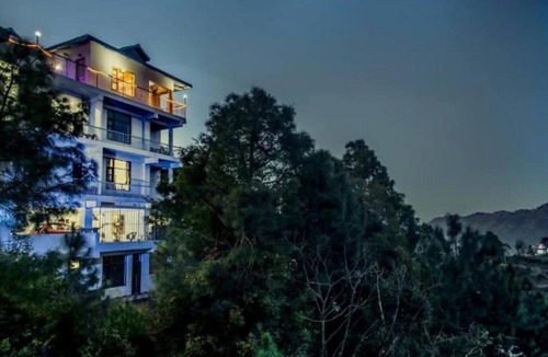 Kasauli Apartment | Double Room with Mountain View - The Terrace Retreat by StayVues