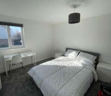 Basingstoke House | Double room with private bathroom in Basingstoke