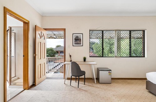 Carlton House | Double Room with shared bathroom - Close to Carlton Stn