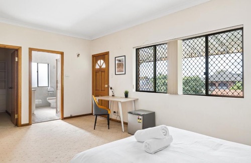 Carlton House | Double Room with shared bathroom - Close to Carlton Stn