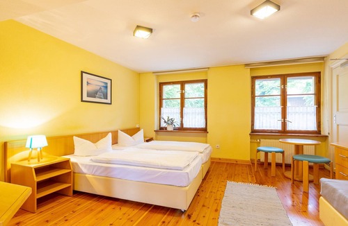 Cottbus Bed & Breakfast | Double room with shared bathroom 2 - Jugendgästehaus