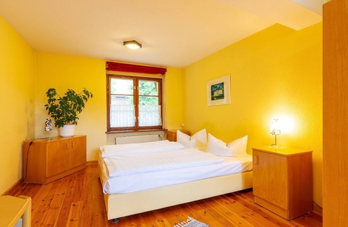 Cottbus Bed & Breakfast | Double room with shared bathroom 2 - Jugendgästehaus