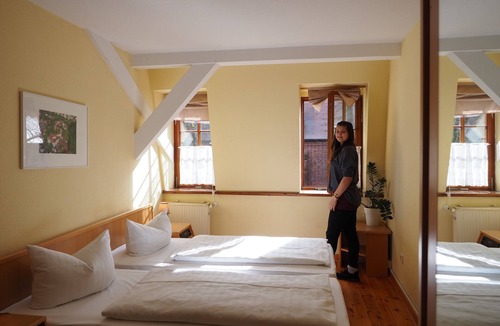 Cottbus Bed & Breakfast | Double room with shared bathroom 2 - Jugendgästehaus