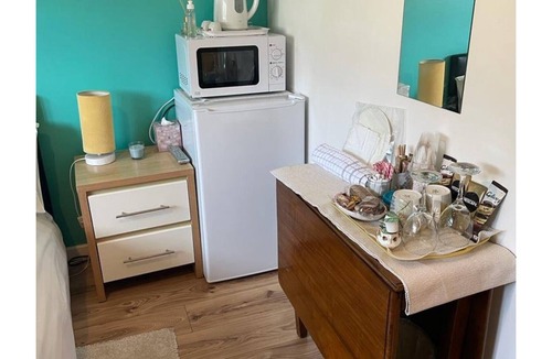 Richmond-upon-Thames Bed & Breakfast | Double Room with shared bathroom by Richmond Park and Wimbledon Common