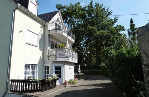 Mehring Apartment | Double room with shower and toilet - Winzergasthof "Zum Kellerstübchen"