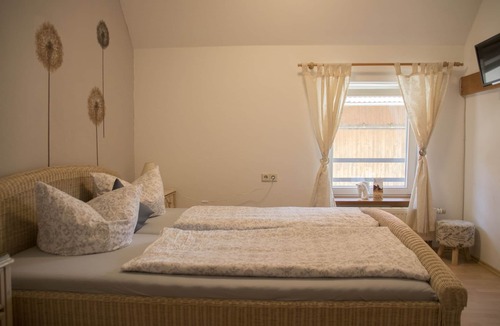 Ravensburg Apartment | Double room with TV and WLAN