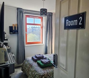 Leith House | Double Rooms with Shared Bathroom Near The Shore and Tram