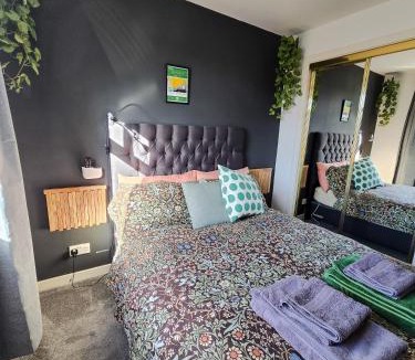 Leith House | Double Rooms with Shared Bathroom Near The Shore and Tram