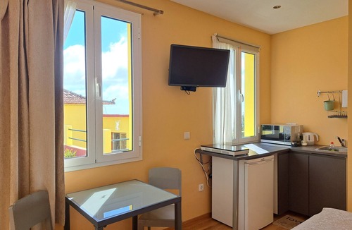 Estreito da Calheta Cabin | Double studio house, located in Faja da Ovelha close to Calheta's nature trails!