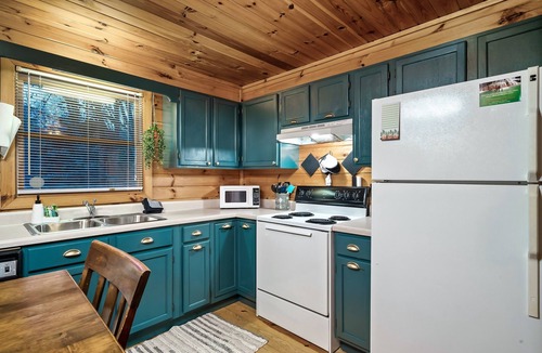 Pigeon Forge Cabin | DoubleDecker🌞2 Private King Suites🌞Hot Tub~5 Mins to DT