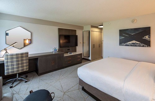 Moon Township Hotel | DoubleTree by Hilton Pittsburgh Airport