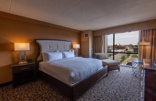 Bay City Hotel | DoubleTree by Hilton Bay City - Riverfront