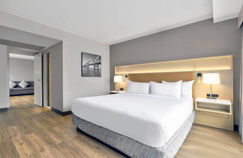 Downtown Hotel | DoubleTree by Hilton Davenport