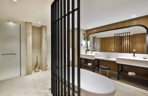 Downtown Dubai Hotel | DoubleTree by Hilton Dubai - Business Bay