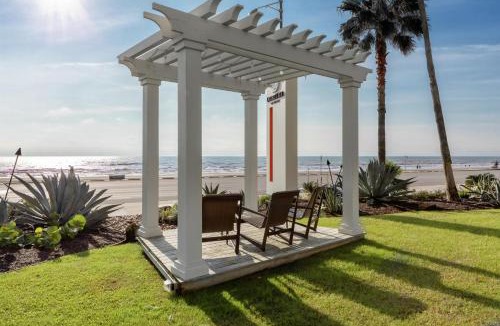 San Jacinto Hotel | DoubleTree by Hilton Galveston Beach