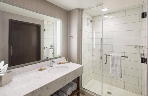 Greeley Hotel | DoubleTree by Hilton Greeley at Lincoln Park