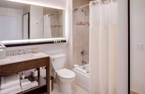 Hudson Exchange Hotel | DoubleTree by Hilton Hotel & Suites Jersey City