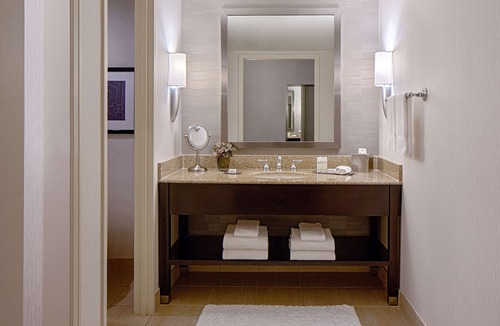 Greenway Plaza-Upper Kirby Hotel | DoubleTree by Hilton Hotel Houston - Greenway Plaza