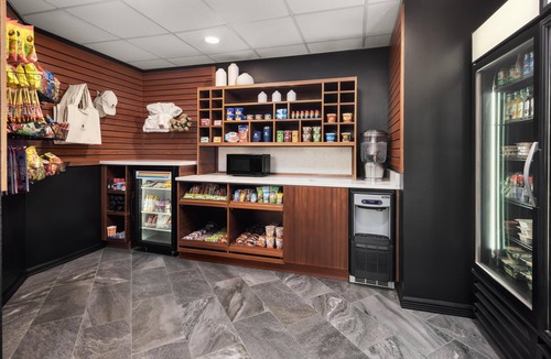 Racine Hotel | Doubletree by Hilton Hotel Racine Harbourwalk