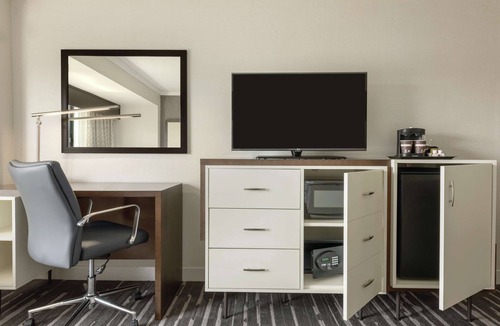 Brookfield Hotel | DoubleTree by Hilton Milwaukee - Brookfield