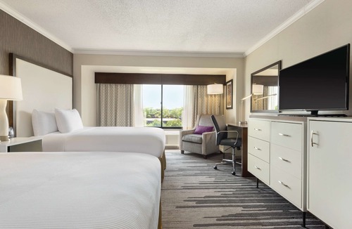 Brookfield Hotel | DoubleTree by Hilton Milwaukee - Brookfield