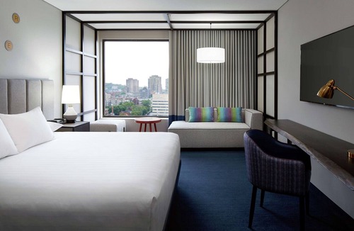 Quartier des Spectacles Hotel | DoubleTree by Hilton Montreal