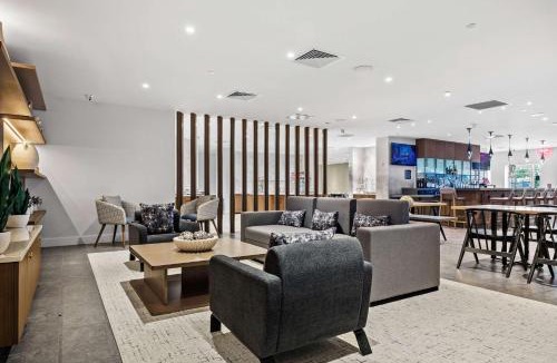 Queens Hotel | DoubleTree by Hilton New York JFK Airport