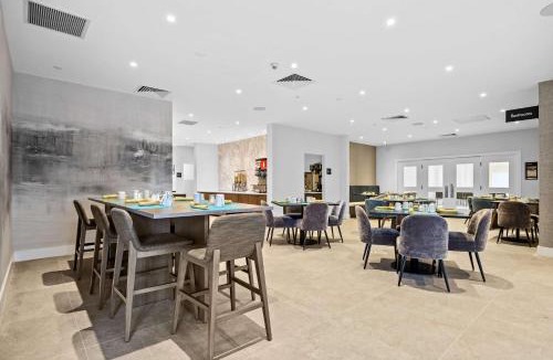 Queens Hotel | DoubleTree by Hilton New York JFK Airport